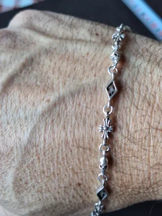Pulsera de Plata Calaveras y Cruzes,muy detallada.