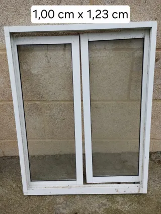 Ventana doble con marco blanco