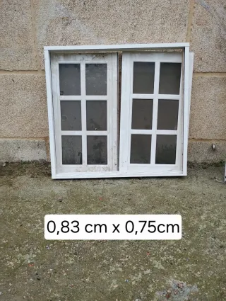 Ventana doble con marco blanco