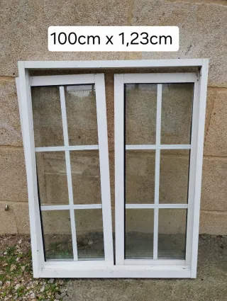 Ventana doble con marco blanco