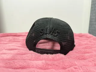 Gorra negra con bordado