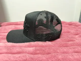 Gorra negra con bordado