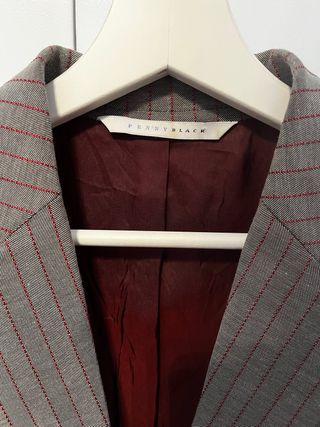 Americana Penny Black gris raya color burdeos