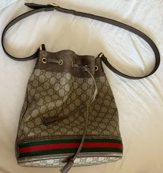 Borsa Gucci a secchiello con strisce