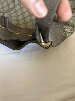 Borsa Gucci a secchiello con strisce