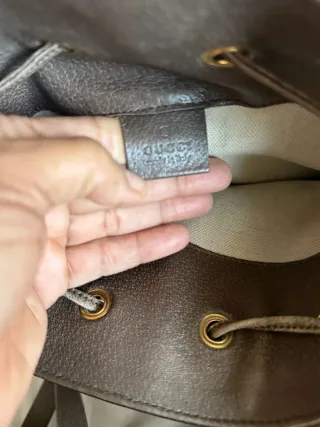 Borsa Gucci a secchiello con strisce