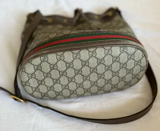 Borsa Gucci a secchiello con strisce