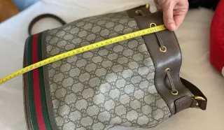 Borsa Gucci a secchiello con strisce