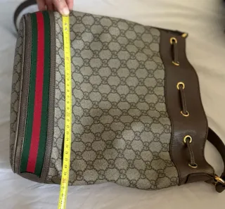 Borsa Gucci a secchiello con strisce