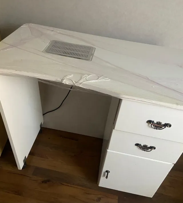 Mesa de manicura blanca con aspirador