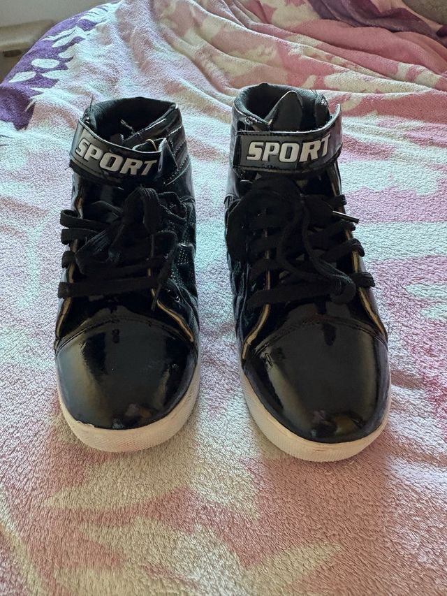 Playeras altas negras con blanco