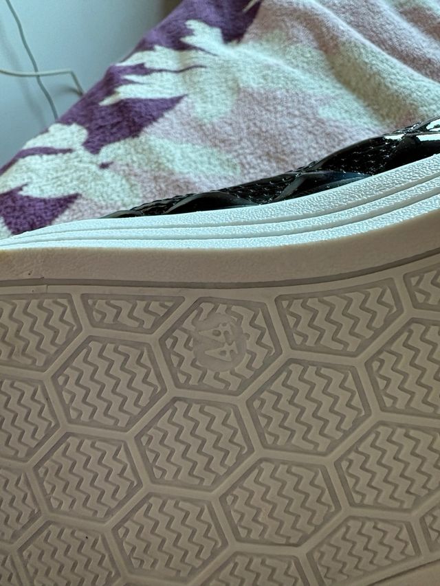 Playeras altas negras con blanco