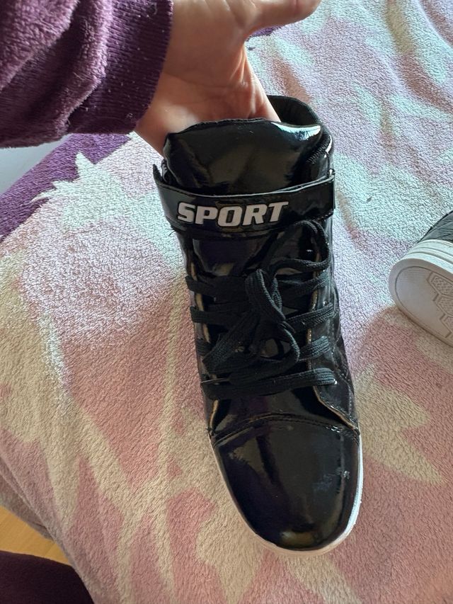 Playeras altas negras con blanco