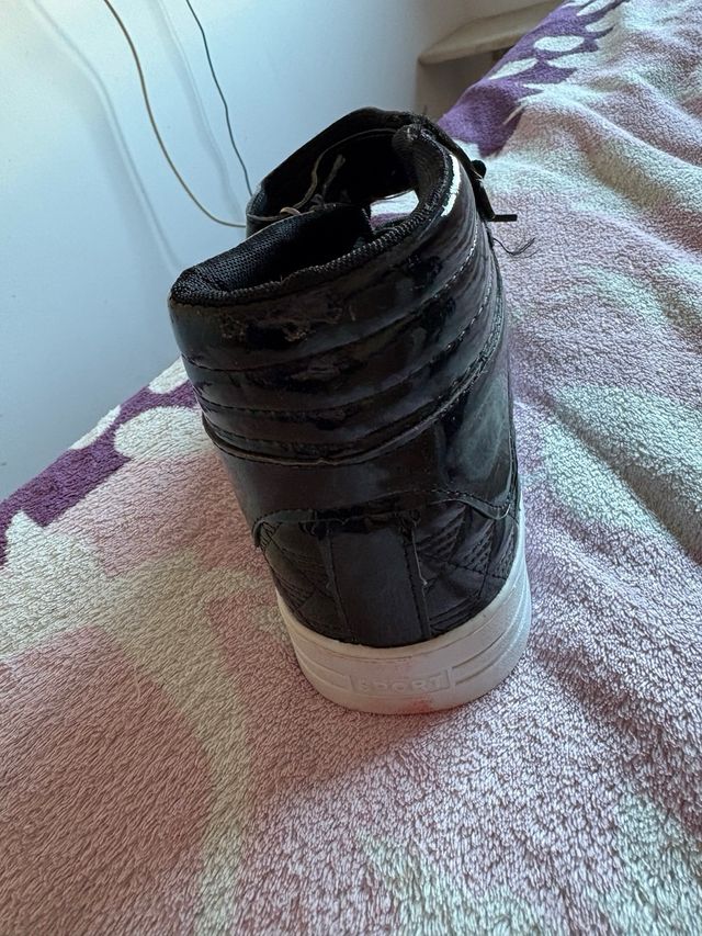 Playeras altas negras con blanco