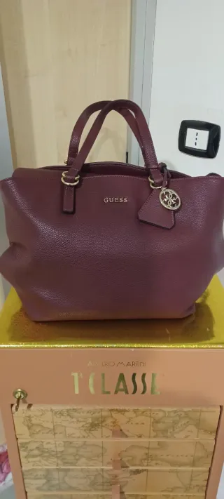 Borsa Guess capiente color prugna