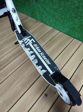 Patinete blanco Des Krf Scooter Urban City 145 Revolution Black/WH