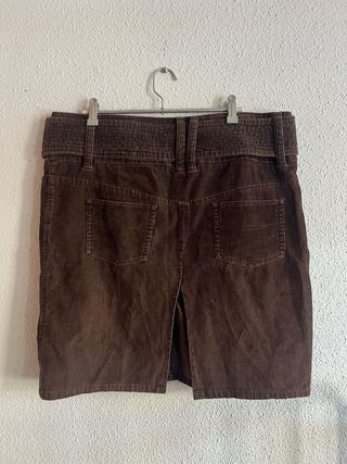 Falda marrón pana con cinturón