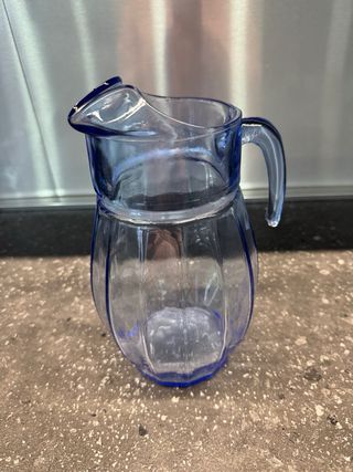 Brocca in vetro blu