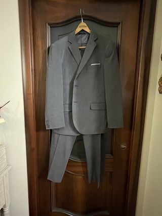 Completo  uomo  con camicia e cravatta grigio