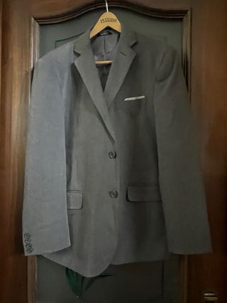 Completo  uomo  con camicia e cravatta grigio