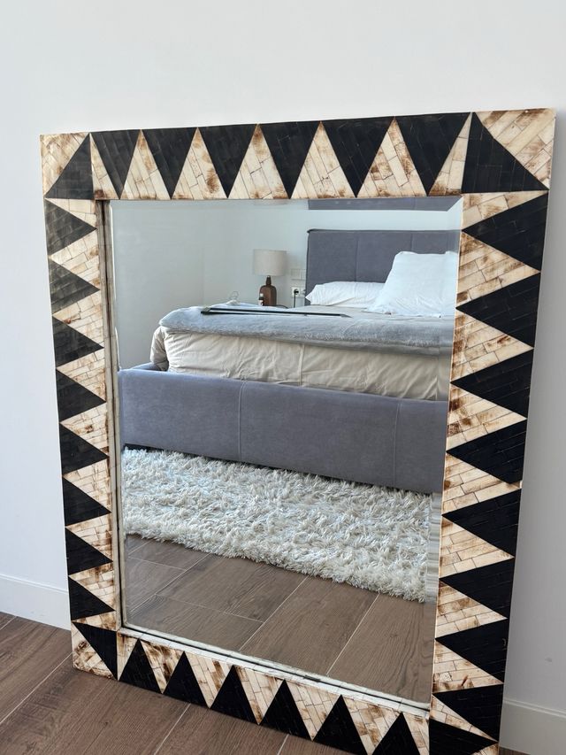 Espejo decorativo con diseño geométrico de marca