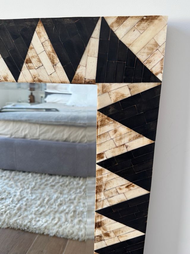 Espejo decorativo con diseño geométrico de marca