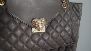 Borsa Love Moschino trapuntata marrone con catena