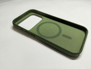 Apple Custodia intrecciata tecnica con MagSafe per iPhone 17 Pro Verde