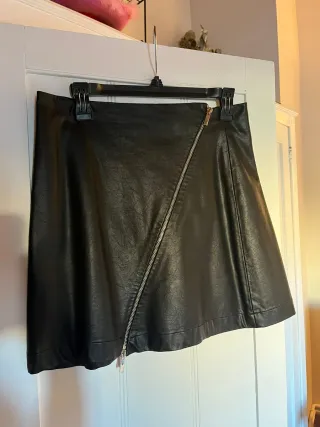 Falda polipiel negra exart&panno asimétrica