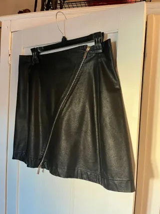 Falda polipiel negra exart&panno asimétrica