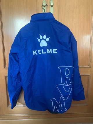 Chubasquero Kelme Rayo Vallecano a estrenar