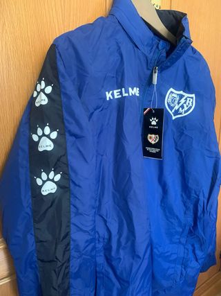 Chubasquero Kelme Rayo Vallecano a estrenar