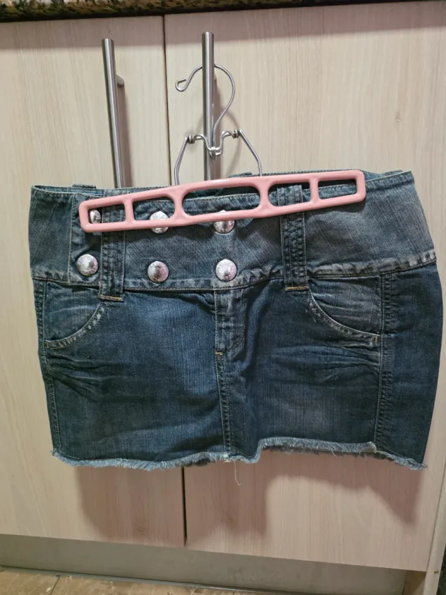 Falda vaquera corta con detalle floral