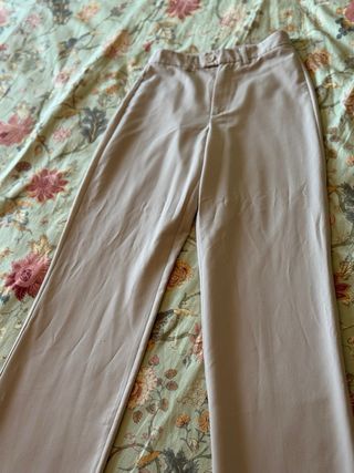 Pantalón de traje beige.