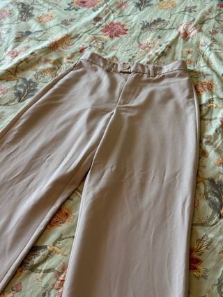 Pantalón de traje beige.
