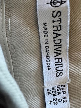 Pantalón de traje beige.