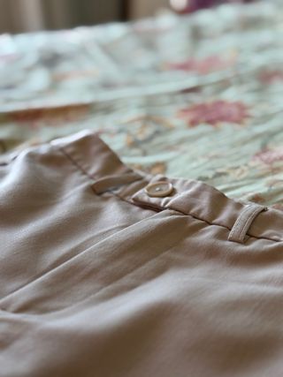 Pantalón de traje beige.