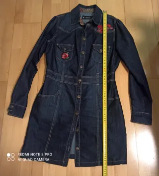 Vestido vaquero con bordado floral