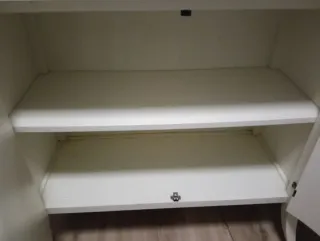 Aparador blanco con detalles en madera