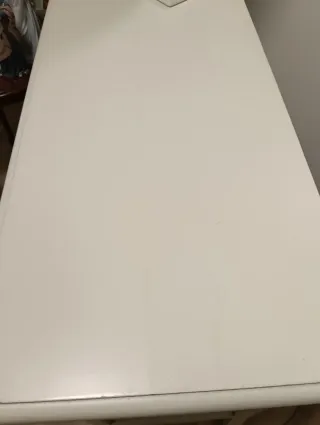 Aparador blanco con detalles en madera