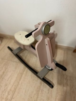 Moto balancín de madera rosa