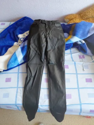 Pantalón ajustado mujer negro cuero