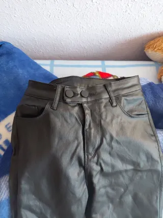 Pantalón ajustado mujer negro cuero