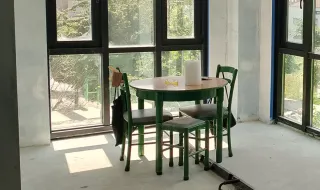 Mesa redonda verde con 4 taburetes y 2 sillas