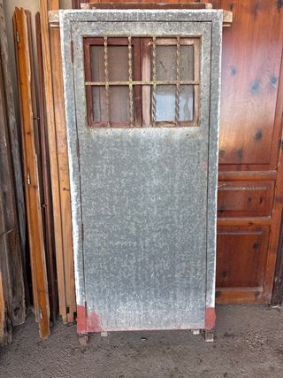 Puerta de madera con un forro metalico.