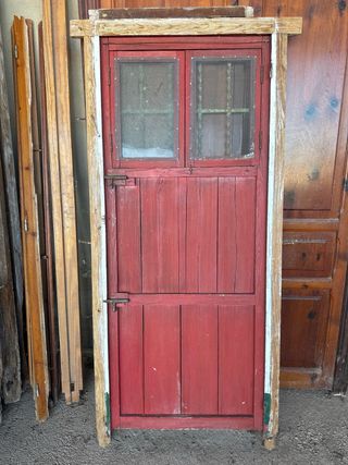 Puerta de madera con un forro metalico.