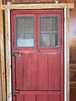 Puerta de madera con un forro metalico.