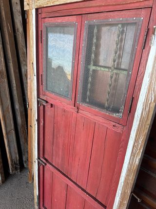 Puerta de madera con un forro metalico.