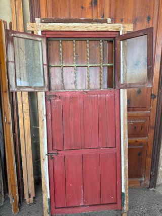 Puerta de madera con un forro metalico.