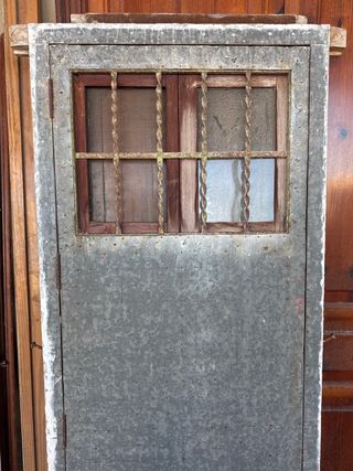 Puerta de madera con un forro metalico.